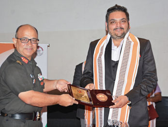 Vedaska founder Skannd Tyagi honoured by Major General Deepak Berry, ADG, Indian Army, after keynote on AI and defense infrastructure.