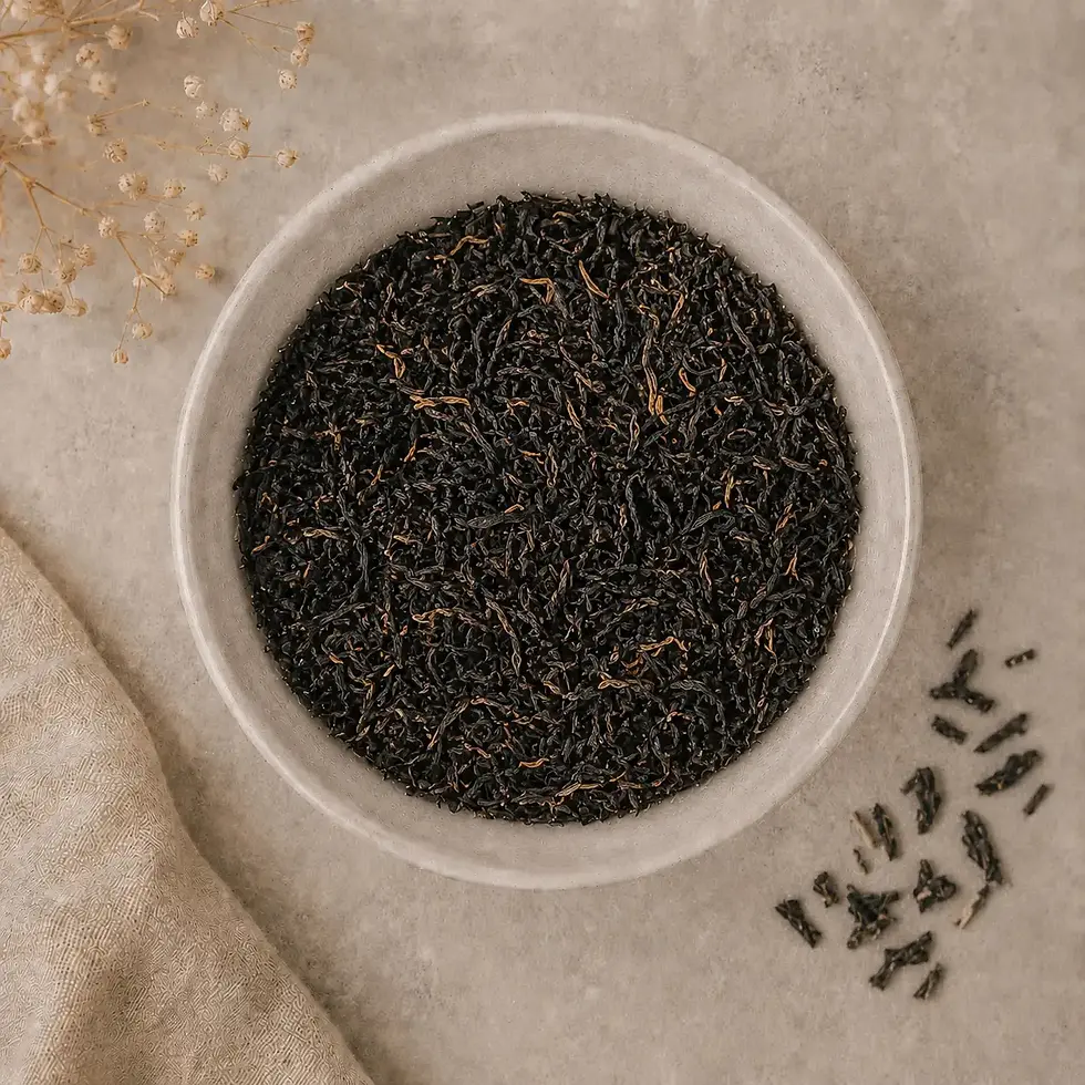 Miniature : Thé noir Yunnan, grands bourgeons dorés, feuilles soigneusement travaillées. Liqueur sombre, notes épicées, boisées.