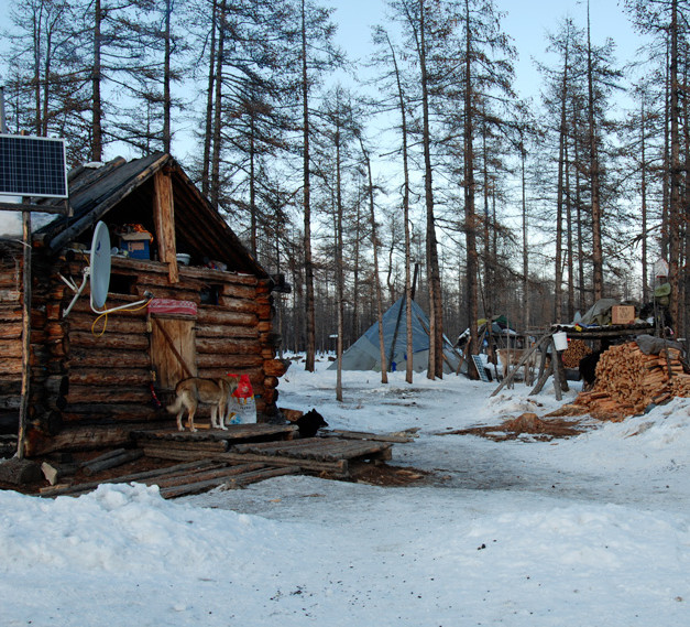 Isba traditionnelle en hiver dans le village de Tsagaan Nuur