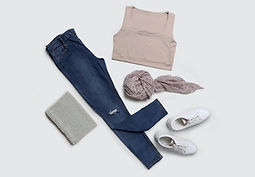 Tenue complète posée à plat : jean, top, foulard, chaussures et accessoires