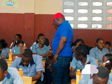 Le Programme National de Cantines Scolaires (PNCS) a distribué plus de 10 000 plats chauds aux élèves dans des Centres de compensation dans l'aire métropolitaine de Port-au-Prince .