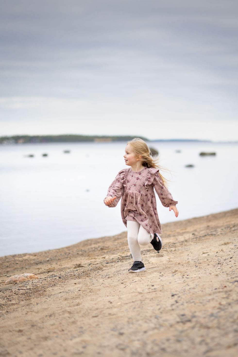 Lapsikuvaus Perhekuvaus rannalla ranta miljöö miljöössä kesä kesällä
