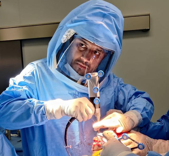 Dr Mayur Rabhadiya, Knee specialist in Mumbai performing robotic surgery.