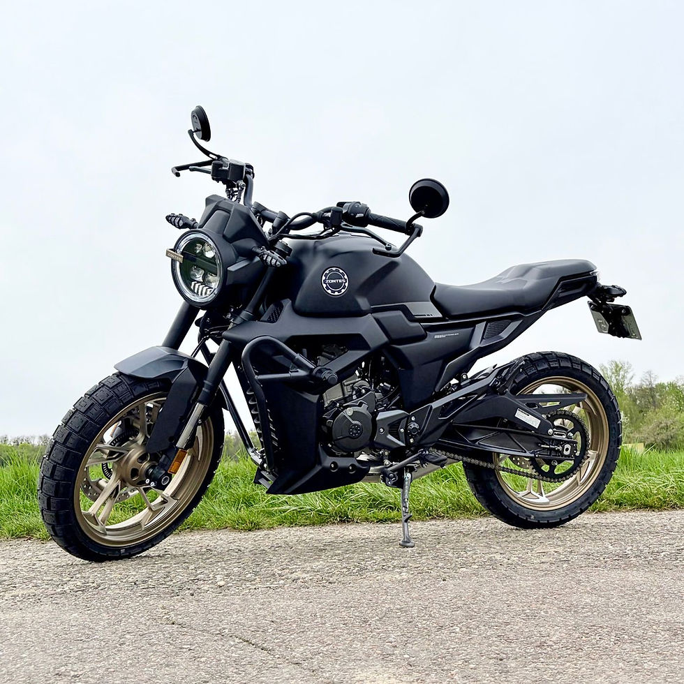 125er Motorrad auf einem Feldweg