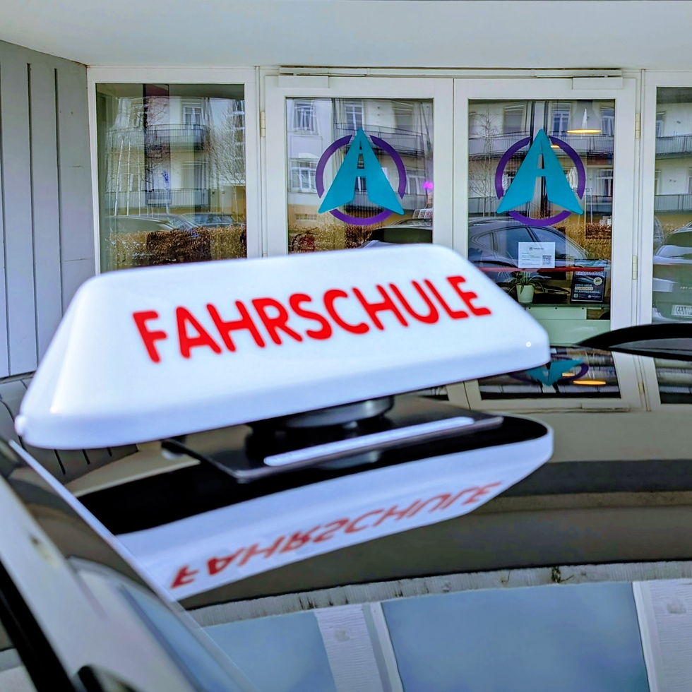 Dachschild auf Auto mit der Aufschrift Fahrschule