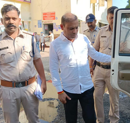 पत्रकार पर हमला करवाने वाला अस्पताल संचालक अमित खरे को गिरफ्तार कर न्यायिक अभिरक्षा में जेल भेजा गया