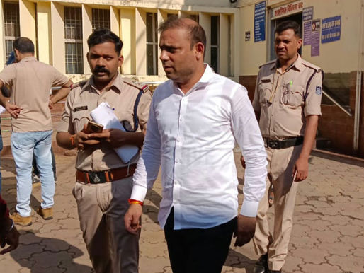 पत्रकार पर हमला करवाने वाला अस्पताल संचालक अमित खरे गिरफ्तार
सिंघई पेट्रोल पंप के पास पत्रकार पर जानलेवा हमला करने वाले 3 आरोपी गिरफ्तार, अन्य की तलाश जारी