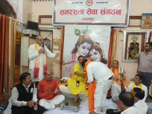 समरस भाव से निकले योगेश्वर भगवान श्रीकृष्ण के जन्म पर शोभायात्रा :- पूज्य जगतगुरु स्वामी नरसिंह दास जी महाराज।