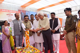 प्रधानमंत्री नरेन्द्र मोदी ने मप्र में 16961 करोड़ की राशि से होने वाले विकास कार्यों का लोकार्पण एवं शिलान्यास किया

जबलपुर में लोक निर्माण मंत्री राकेश सिंह के मुख्‍य आतिथ्‍य में भूमिपूजन