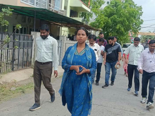 निगमायुक्त प्रीति यादव ने शहर के बड़े नालों की सफाई कार्य का किया औचक निरीक्षण : नागरिकों से भी सुझाव प्राप्त करने किया संवाद

वर्षाऋतु के पूर्व तीव्र गति से बड़े नालों की सफाई कार्य पूर्ण कराने स्वास