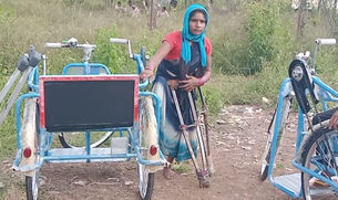 निशुल्क स्वास्थ्य शिविर आयोजित बरगांव में चिन्हित दिव्यांगों को मिला ट्राई साइकिल
निशुल्क स्वास्थ्य शिविर में स्वास्थ्य परीक्षण हेतु पहुंचे हजारों की संख्या में मरीज