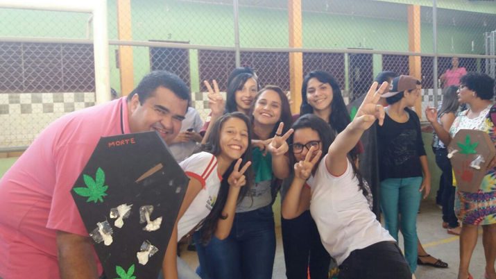 Alunos realizam passeata contra as drogas
