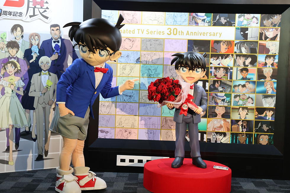 茶目っ気たっぷりなコナンくん(左)と、セレモニーの衣装に扮したコナンくん(右)