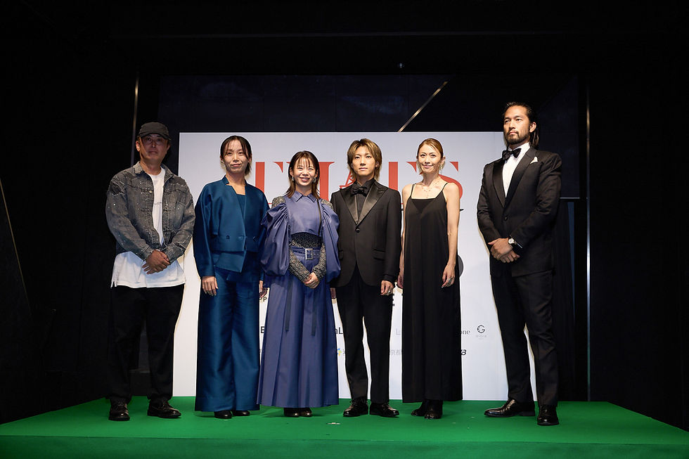 「VOICE OF EARTH 展」のメンバーらが勢ぞろいし、記念撮影に応じました。