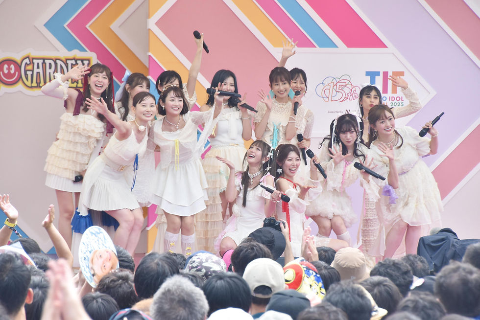 今回の衣装は白を基調に、TIF2025でのパフォーマンス用に新調されたもの。