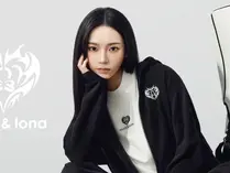 aespa・KARINAが纏う「MARK & LONA」最新コレクション！空港でのトラベルシーンを彩るスウェットセットアップスタイルが9月25日より順次発売