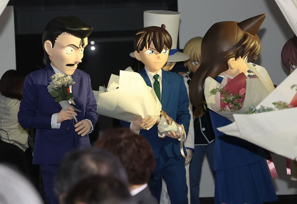 花束を持って現れた、名探偵コナンのキャラクター写真左側から、毛利小五郎、工藤新一、毛利蘭