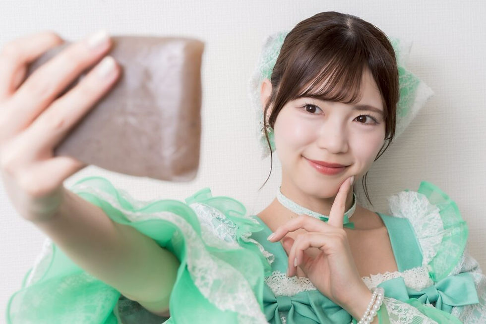 こんにゃくで自撮りをするアイドル