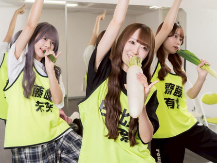 ラフ×ラフ、1stアルバム『わたしファンファーレ』発売記念 「AIに作らせなくても、変な公式素材、用意しています！」“未来のAIが作りそうな画像”を実写で撮影、公式フリー素材として公開