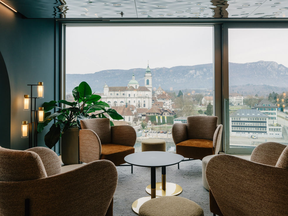 Umgestaltung und Umbau Penthousebar mit gemütlichem Loungebereich. Blick auf die Altstadt und Jurakette.