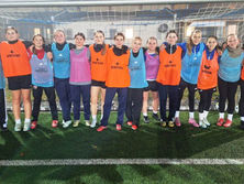 Spielaufbau mit Königsbrücker Mädchen auch bei „englischem Wetter“ möglich