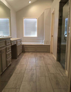 Clean large modern bathroom