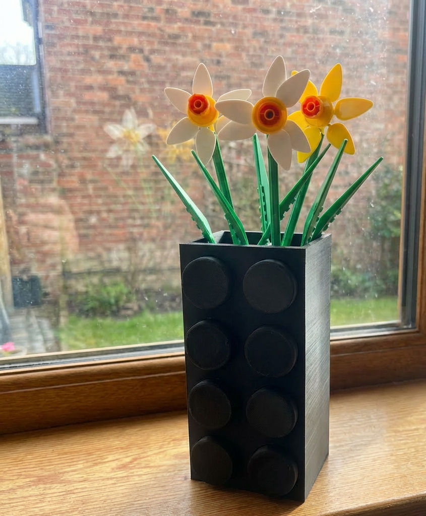 Lego brick vase, ideal for lego / brick flowers. Great focus piece in the house. Colourful home decor