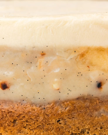 Detalle de pastel vegano mostrando capas y textura, fotografiado para pastelería artesanal.