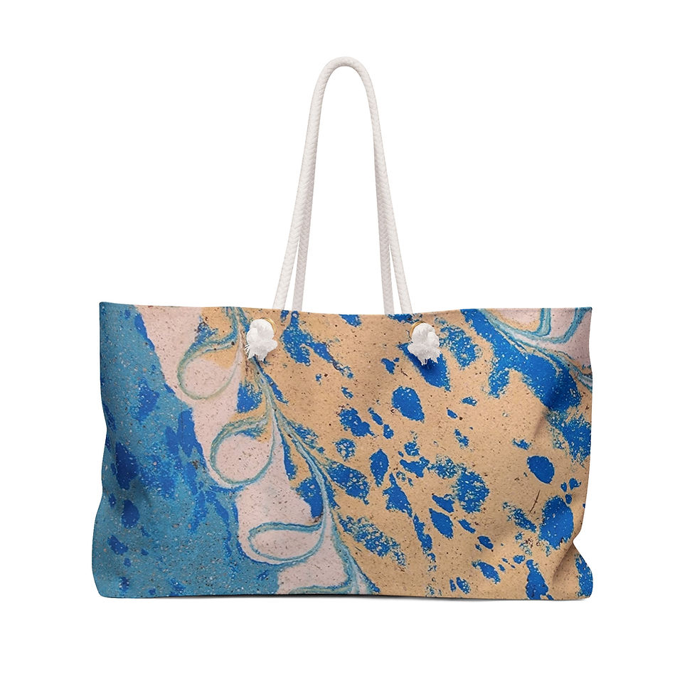 This Blue & Beige Peacock Feather Weekend Bag boasts a stunning marble-like pattern and features stylish white rope handles.