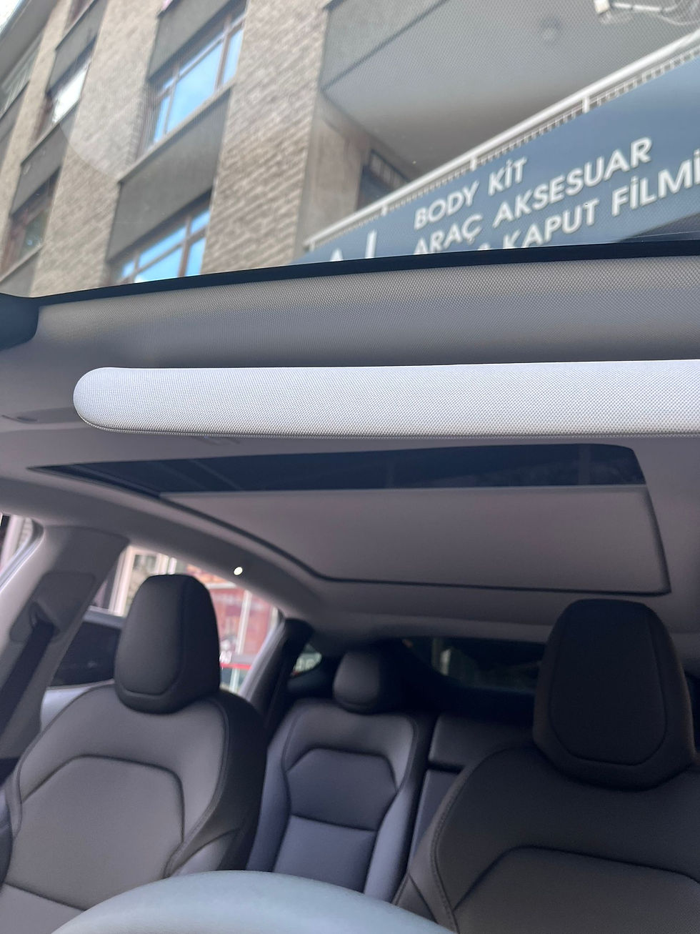 Küçük resim: TESLA MODEL Y İÇİN UYUMLU ELEKTRİKLİ TAVAN PERDESİ