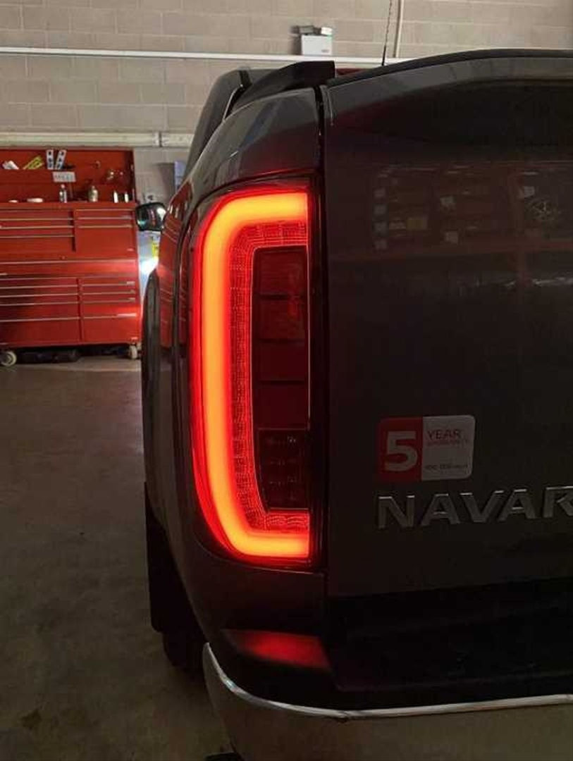 Küçük resim: NAVARA NP300 (2015-2020) IÇIN UYUMLU LED STOP - SMOKE