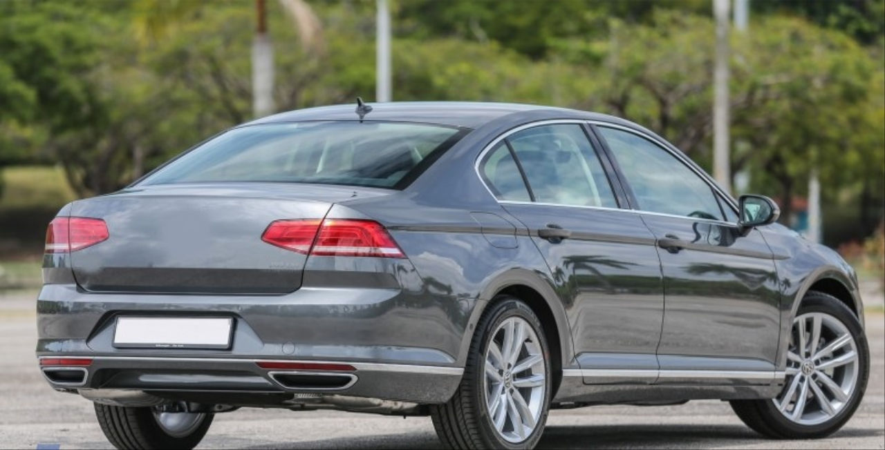 Volkswagen Passat 2015+ B8 İçin Uyumlu R-LINE Arka Tampon Difüzör