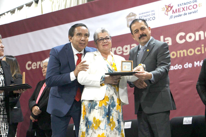 #SMSEM: ENTREGAN MEDALLA DE ORO Y ESTÍMULOS A MAETSROS