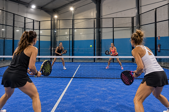Partita di padel in palestra.png