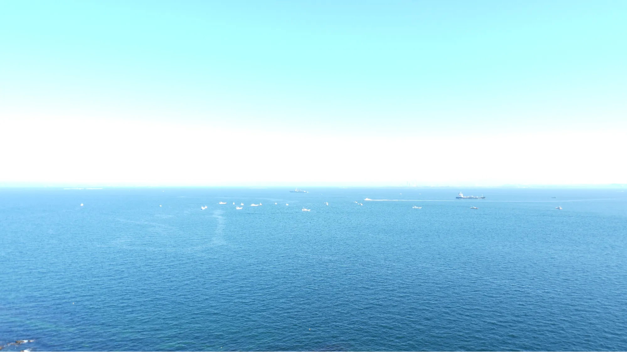 觀音崎燈頂端塔眺望出去的蔚藍海景與苗小的海上船隻