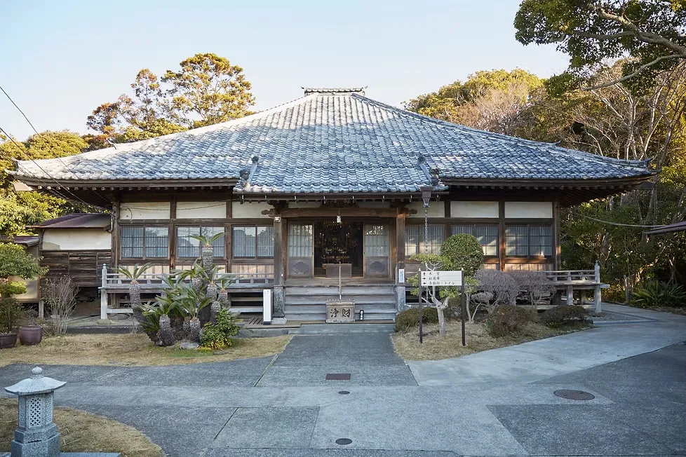 「淨樂寺」外觀，由灰色屋頂和傳統和風建築所構成，房屋外還有石頭構成的步道
