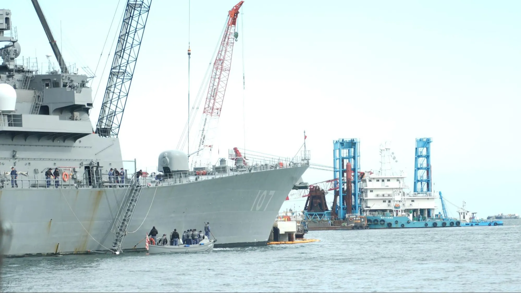 海面上的灰色軍艦和各式機具