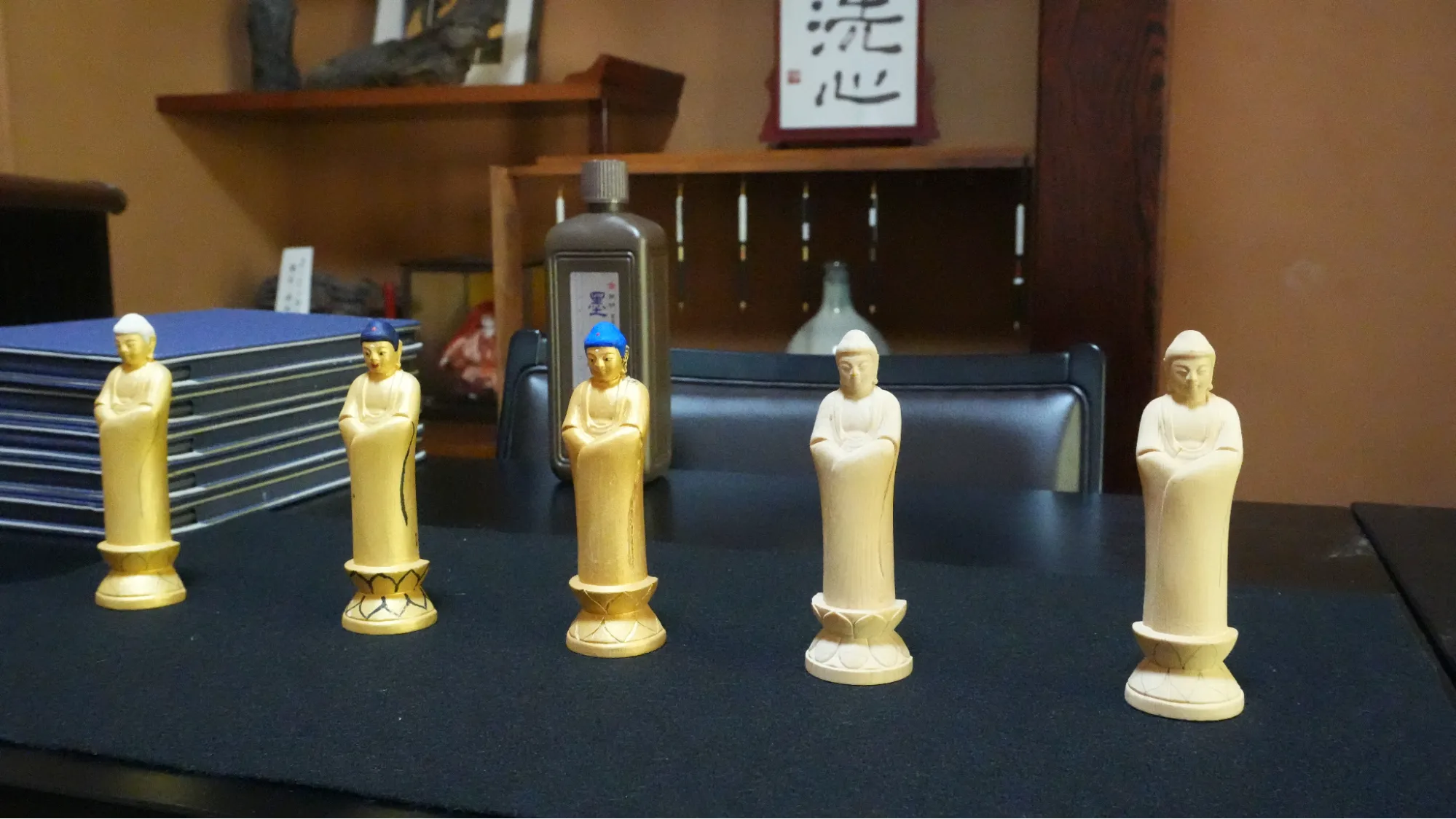 5個小型佛像公仔放置在桌面上