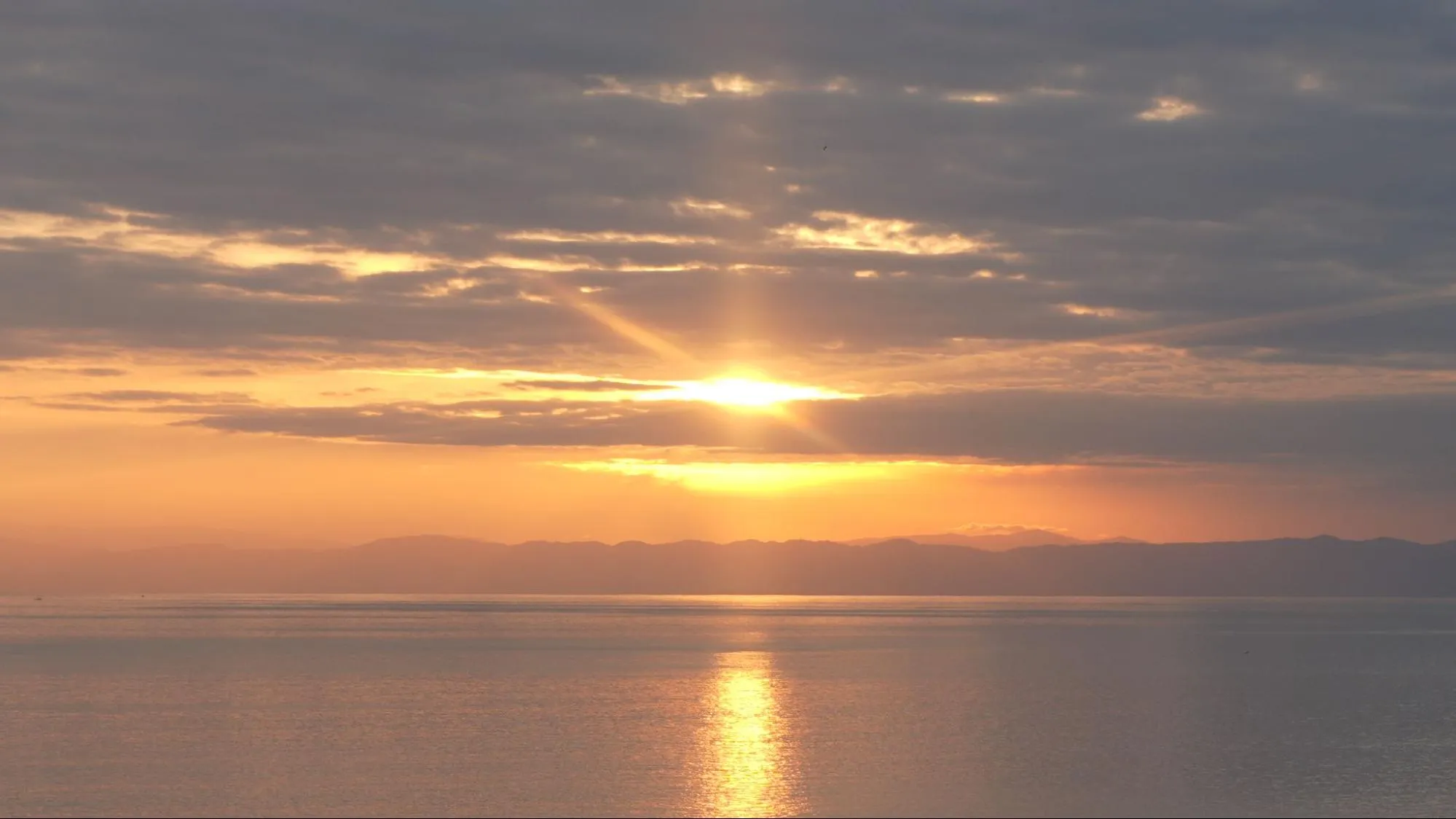 黃昏時候呈現金黃色的太陽倒影在海面上