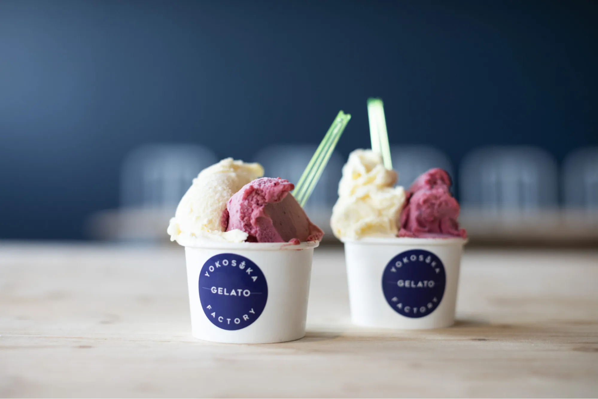 兩杯裝有紫色和白色口味的冰淇淋