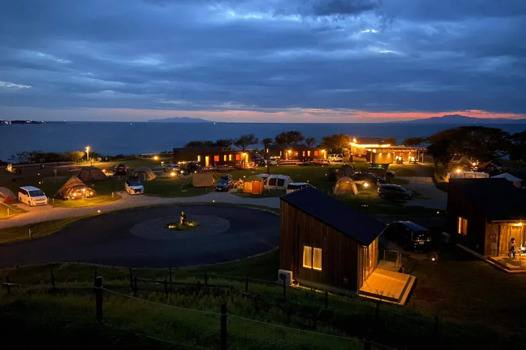 天色昏暗，多間獨立小屋在太陽之丘營地中