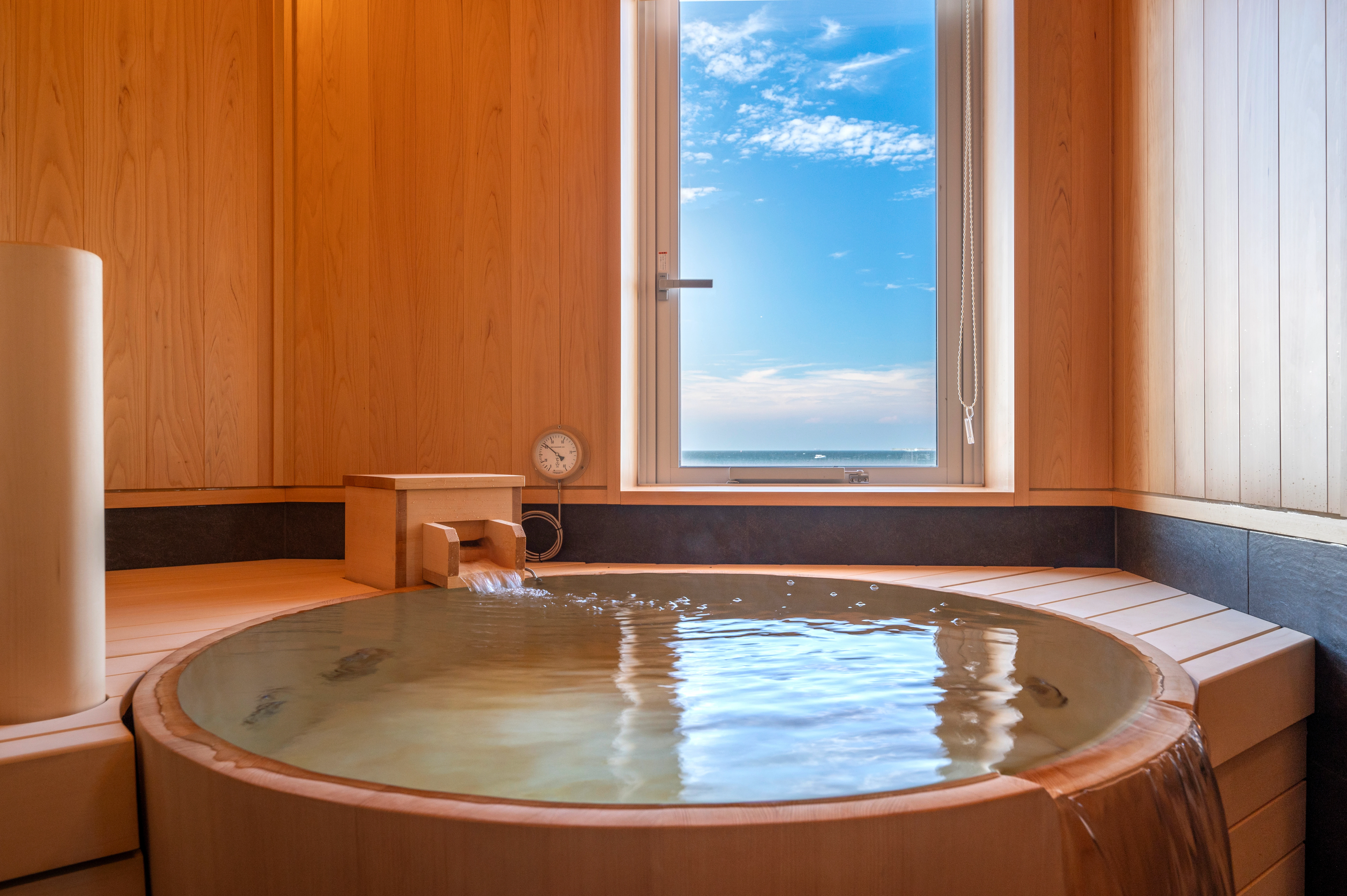 室內溫泉池，以木造池子裝滿著水