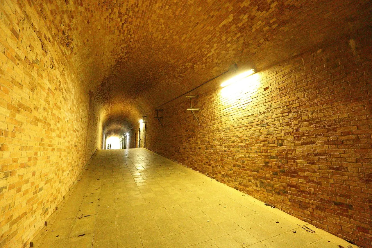 由磚頭所砌成的隧道，有著明亮的燈光