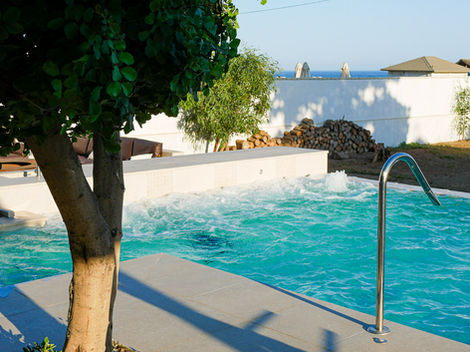 piscina espacio wellness de Vivienda unifamiliar reformada en primera línea de playa en Málaga - rincon de la victoria – Proyecto El Roble por BAUC Arquitectura