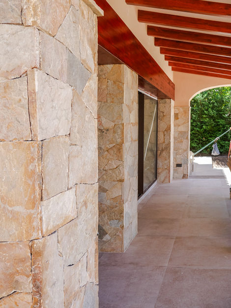 proceso de obra de la entrada de la Vivienda unifamiliar de obra nueva en Málaga con torreón central y vistas a la bahía