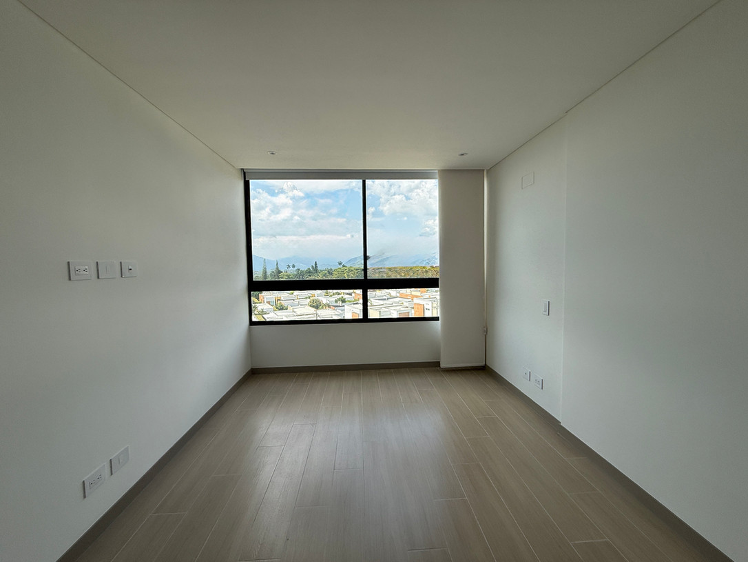 Ventana con ingreso de luz natural en habitación