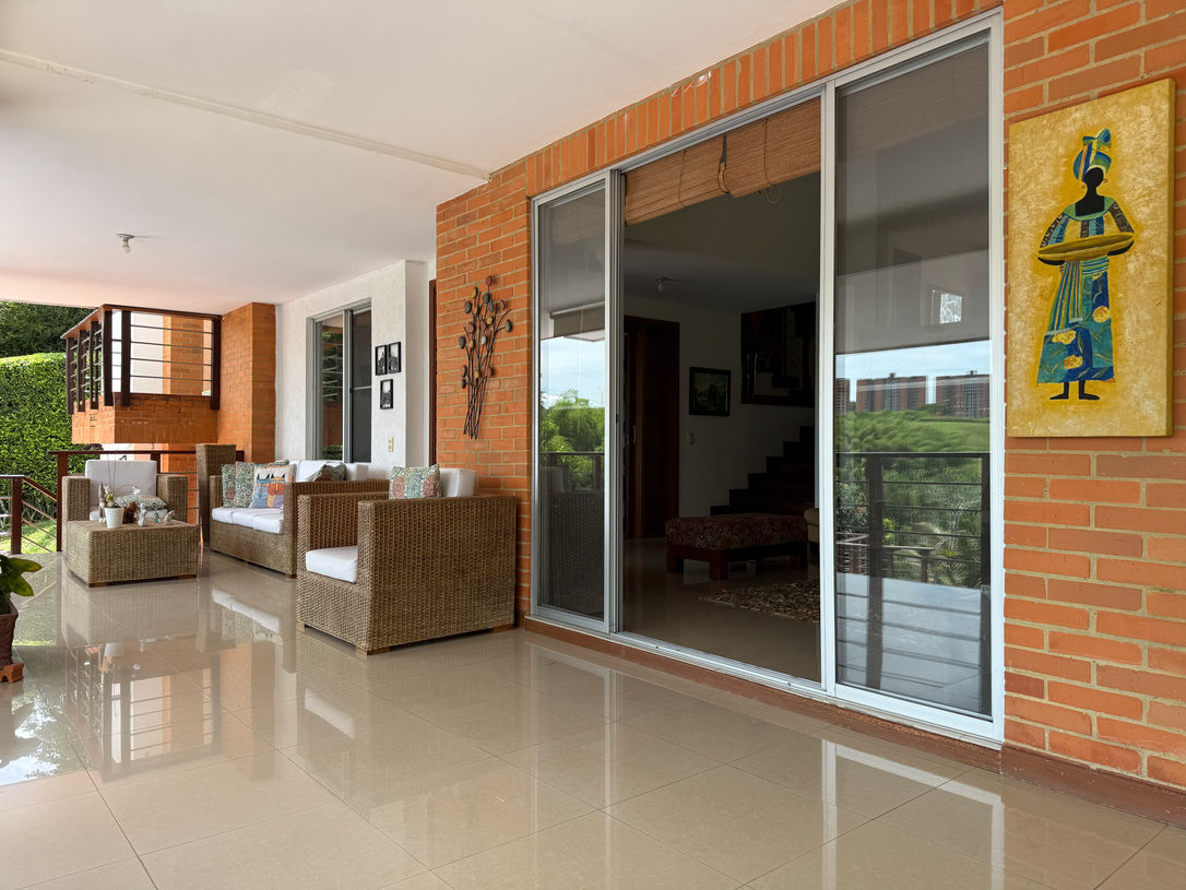 Terraza con ventanales amplios en casa en Cerritos Pereira