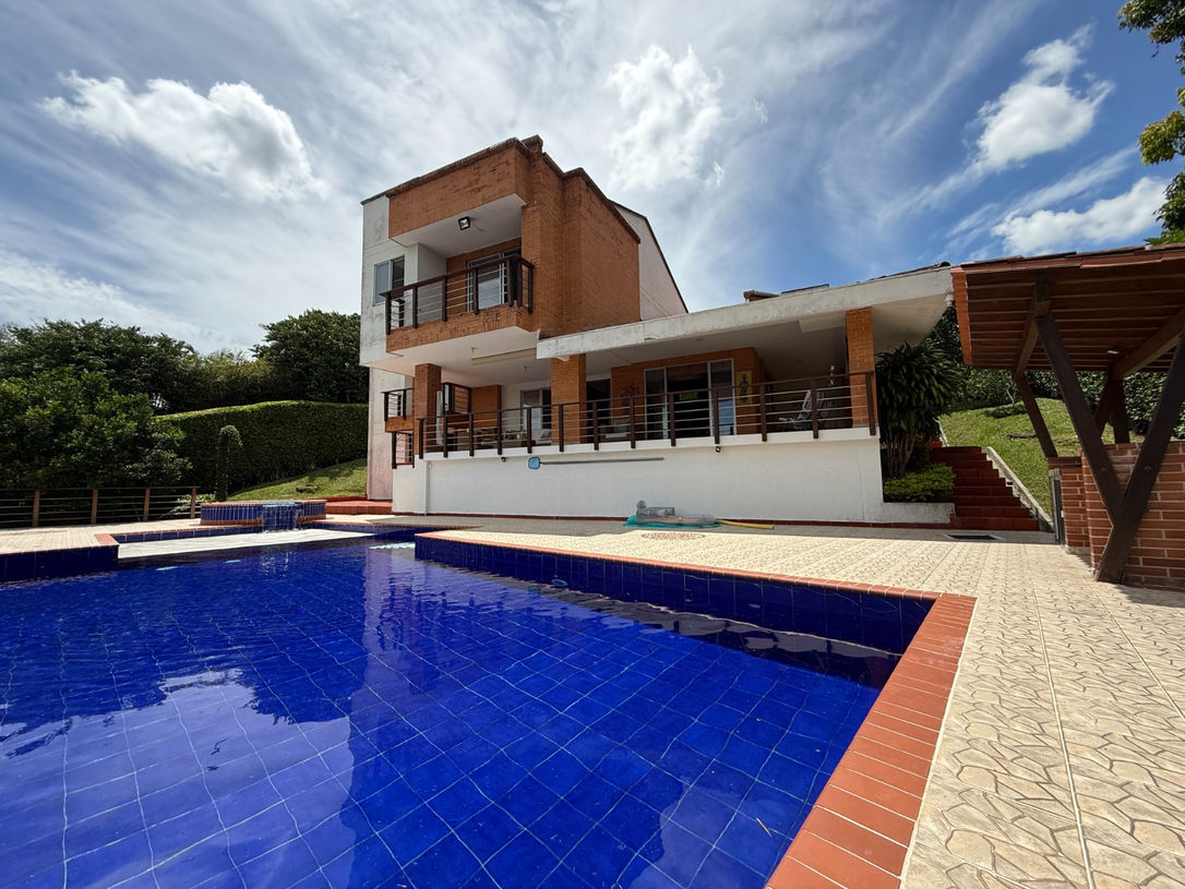 Casa campestre en Cerritos Pereira con piscina y fachada principal moderna