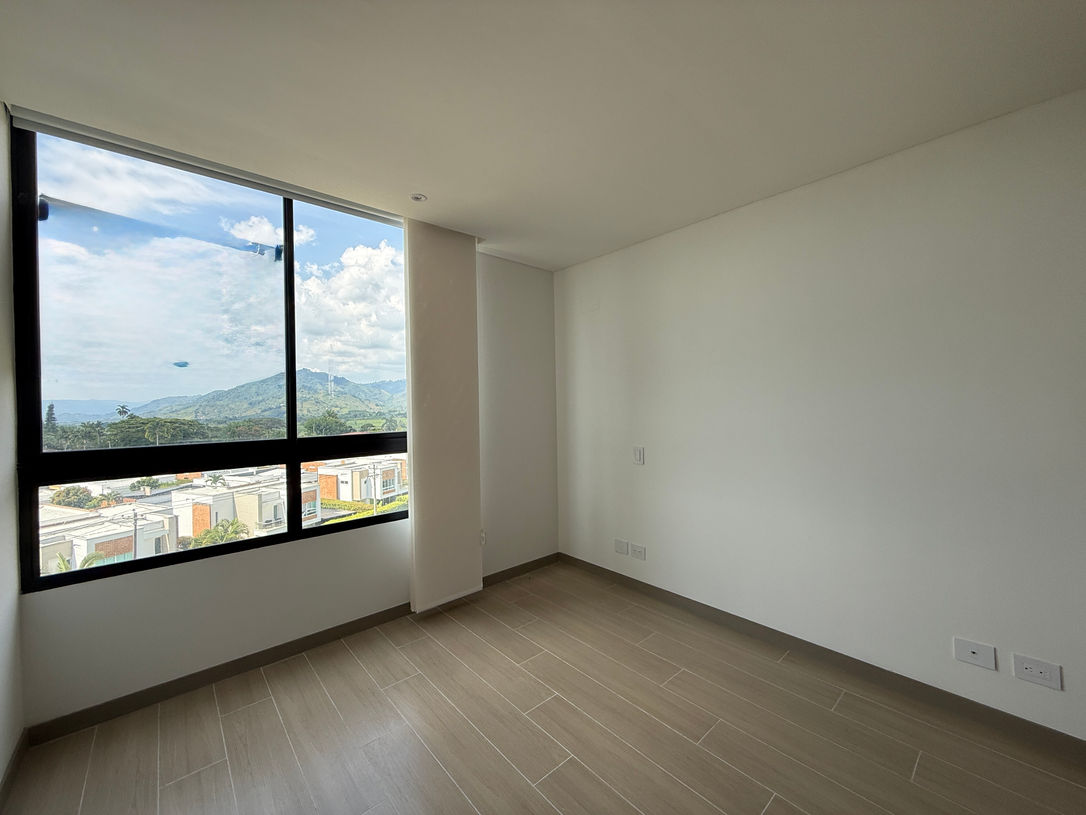 Ventana amplia en habitación auxiliar