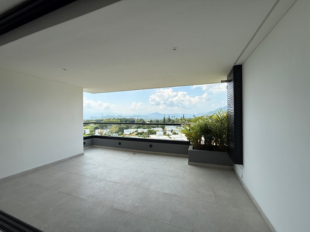 Balcon amplio apartamento con vista al interior